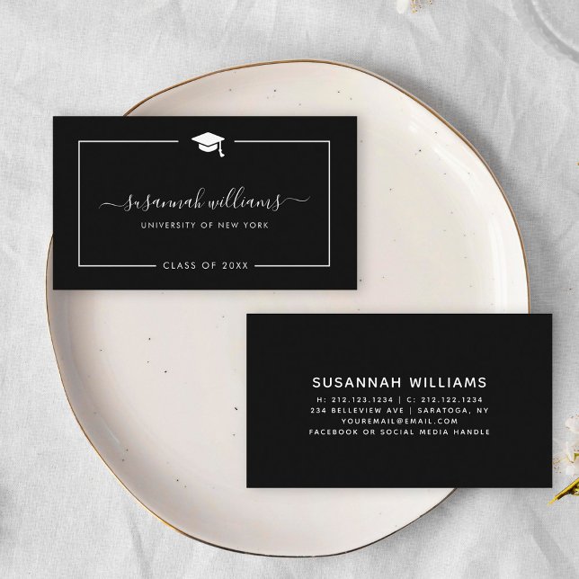 Moderne Minimal-Chic-Script-Abschluss-Calling Card Visitenkarte (Two elegant black business cards on a white plate. One card has a graduation cap icon, cursive text)