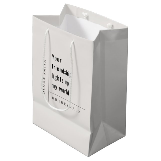 Moderne Minimal einfache Freundschaft Bridesmaid G Mittlere Geschenktüte (Vorderseite Schrägansicht)