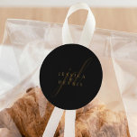 Moderne Minimal elegante Script Monogram Wedding Runder Aufkleber<br><div class="desc">Moderne Minimal Elegant Script Monogram Wedding Classic Round Sticker Fügen Sie eine Touch Eleganz zu Ihrer Hochzeit mit diesen modernen, minimalistischen und eleganten Script Monogram Klassik Rundaufklebern hinzu. Diese Aufkleber sind in klassischen Schwarz- und Kupferfarben gefertigt und eignen sich hervorragend zum Abdichten von Einladungen, Gefälligkeitssäcken oder zum Hinzufügen einer personalisierten...</div>