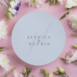 Moderne Minimal elegante Script Monogram Wedding Runder Aufkleber<br><div class="desc">Moderne Minimal Elegant Script Monogram Wedding Classic Round Sticker Fügen Sie eine Touch Eleganz zu Ihrer Hochzeit mit diesen modernen, minimalistischen und eleganten Script Monogram Klassik Rundaufklebern hinzu. Diese Aufkleber sind in klassischen hellblauen und römischen Kaffeefarben gefertigt und eignen sich hervorragend zum Abdichten von Einladungen, Gefälligkeitstaschen oder zum Hinzufügen einer...</div>