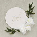 Moderne Minimal elegante Script Monogram Wedding Runder Aufkleber<br><div class="desc">Moderne Minimal Elegant Script Monogram Wedding Classic Round Sticker Fügen Sie eine Touch Eleganz zu Ihrer Hochzeit mit diesen modernen, minimalistischen und eleganten Script Monogram Klassik Rundaufklebern hinzu. Diese Aufkleber sind in klassischen Boho- (Weiß-) und Muesli-Farben gefertigt und eignen sich hervorragend zum Versiegeln von Einladungen, Geschenktaschen oder zum Hinzufügen einer...</div>