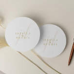 Moderne Minimal elegante Script Monogram Wedding Runder Aufkleber<br><div class="desc">Moderne Minimal Elegant Script Monogram Wedding Classic Round Sticker Fügen Sie eine Touch Eleganz zu Ihrer Hochzeit mit diesen modernen, minimalistischen und eleganten Script Monogram Klassik Rundaufklebern hinzu. Diese Aufkleber sind in klassischen Weiß- und Goldfarben gefertigt und eignen sich hervorragend zum Versiegeln von Einladungen, Gefälligkeitssäcken oder zum Hinzufügen einer personalisierten...</div>
