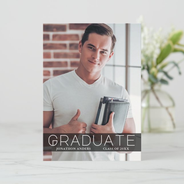 Moderne Minimal Foto BK Graduate Announcement Card Ankündigung (Stehend Vorderseite)