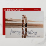 Moderne Minimal-Foto-Rot-Schrift Weihnachten Folien Feiertagskarte<br><div class="desc">Budget Frohe Weihnachten moderne 1 Foto Weihnachtskarte. Modernes,  rotes und weißes Urlaubsstil. Skripttext mit einem modernen Rand. Handgemalte Polka dot spotty backer. Ändern Sie die Hintergrundfarbe,  um sie anzupassen.</div>