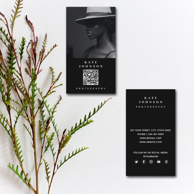 Moderne Minimal Fotograf QR Code Social Media Visitenkarte (Von Creator hochgeladen)