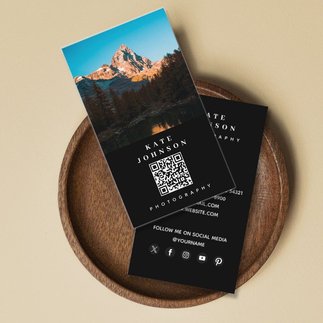Moderne Minimal Fotograf QR Code Social Media Visitenkarte (Modern Minimal Photographer QR Code Social Media Business Card)