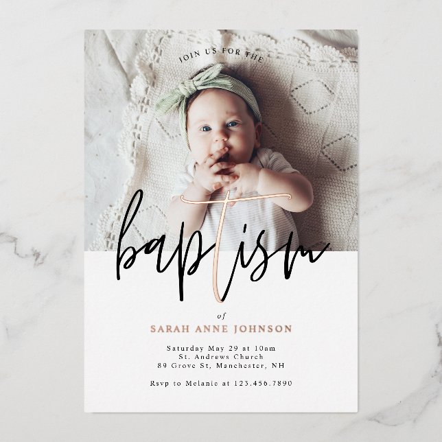 Moderne Minimal Gold Calligraphy Baby Foto Taufe Folieneinladung (Vorderseite)