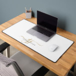 Moderne Minimal Gold White Script Monogram Desk Ma Schreibtischunterlage<br><div class="desc">Eine elegante,  moderne mit Monogramm Schreibtischmatte im minimalistischen Stil mit einem serifenlosen Sans-Namen und eleganten Golden Swash-Schriftzeichen. Für Zuhause oder Büro.</div>