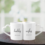 Moderne Minimal Hubby und Wifey neu verheiratet Liebestassen<br><div class="desc">Maßgeschneidertes Kaffee-Tasse-Set für die Neuvermählten mit modernem Schwarz-Weiß-Design mit personalisiertem Datum.</div>
