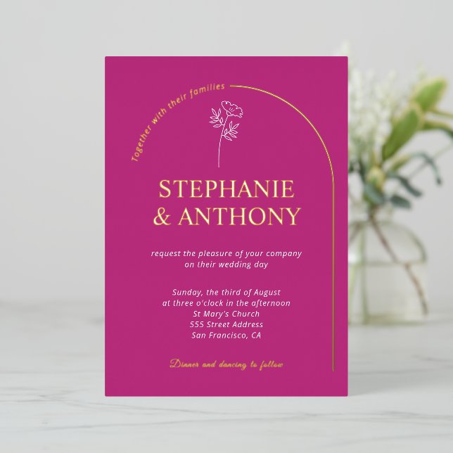 Moderne Minimal Magenta Arch Wildblume Hochzeit Folieneinladung (Stehend vorne)