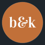 Moderne Minimal Monogram Initials Orange Wedding C Runder Aufkleber<br><div class="desc">Modernes, minimalistisches Hochzeitsdesign mit großen, fetten Buchstaben in orangefarbenem Farbton: Orange Burnt (Farbe, Schriftart, Text, Größe kann geändert werden). Mit Datum und Braut und Bräutigam Monogramm (Initialen). Sticker / Siegel für Hochzeitseinladung Umschläge. Ideal für das junge Paar für Herbst/Herbst Hochzeit.</div>