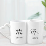 Moderne Minimal Mr. und Mrs. Newlyweds Liebestassen<br><div class="desc">Das Coffee Tasse Set mit dem Nachnamen des Ehepaares und das Hochzeitsdatum in minimalistischem Schwarz-Weiß-Design. Das Set der Tasse dieses Liebhabers ist ein perfektes Hochzeitsgeschenk und ein Valentinstag für die Neuvermählten.</div>