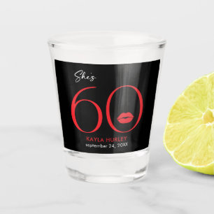 Moderne Minimal Red Lips Sie ist sechzig Geburtsta Schnapsglas