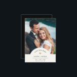 Moderne Minimal-Schreibmaschine Gold-Foto-Hochzeit Save The Date<br><div class="desc">Dieses einfache Foto Save the Date für Ihre Hochzeitsfeier glänzt mit Einfachheit. Moderne Schreibmaschinentypografie, die durch ein zartes Herz in (gedrucktem) Gold geprägt ist, umrahmt Ihr liebstes Foto und macht diese Hochzeitsarbeit sowohl minimalistisch als auch dennoch elegant. Auf der Rückseite ist Platz für weitere Informationen wie Hochzeitsstandort url. Dies ist...</div>