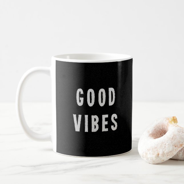 Moderne Minimal Schwarz + White Good Vibes Typogra Kaffeetasse (Mit Donut)
