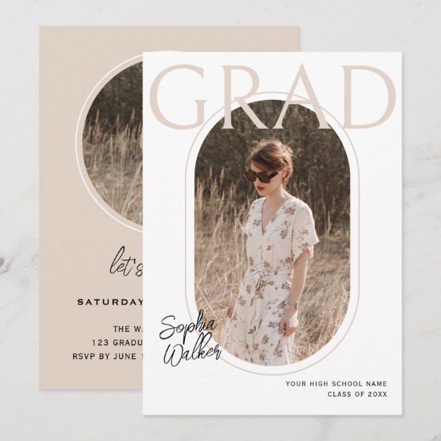 Moderne Minimal Script Foto Graduation Party Beige Einladung (Vorne/Hinten)