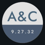 Moderne Minimal Typografie Navy Blue Gray Initials Runder Aufkleber<br><div class="desc">Elemente: Kontraststarker Hintergrund mit Sans Serif- und Slab-Schriftart. Farben: Navy Blau,  Grau,  Silber. Themes: Modern,  minimalistisch,  sauber,  einfach,  skandinavisch,  trendy,  ausgefeilt,  geometrisch,  Zen. Sammlung: Moderne Minimalistisch kontrast Typografie Navy Blue Gray Wedding Suite. Art des Produkts: Anfangsaufkleber</div>