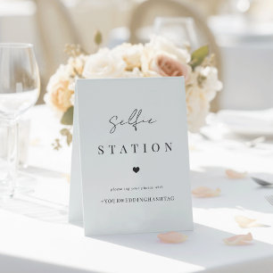 Moderne Minimal Wedding Selfie Station & Hashtag Tischaufsteller