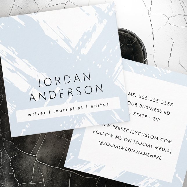 Moderne minimale blass staubige Pinselstriche Quadratische Visitenkarte (Modern minimal pale dusty blue brushstrokes square business card)