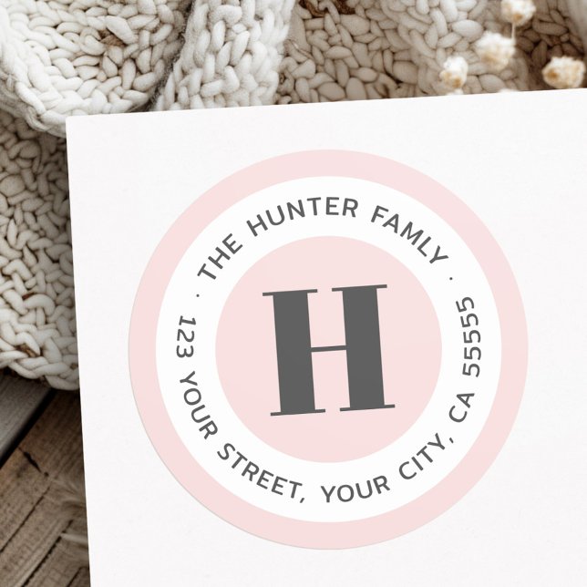 Moderne, minimale Rücksendeadresse in Monogramm Runder Aufkleber (Modern minimal monogram blush pink return address classic round sticker)