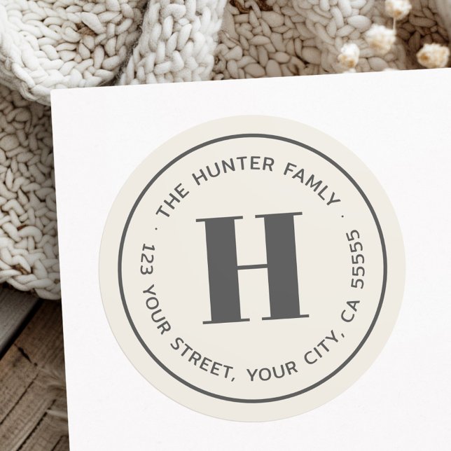Moderne minimale Rücksendeadresse von Monogramm Runder Aufkleber (Modern minimal monogram light tan return address classic round sticker)