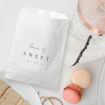 Moderne Minimale Script-Liebe ist Sweet Wedding Geschenktütchen<br><div class="desc">Ein wunderschönes,  minimalistisches Hochzeitsdesign mit "Liebe ist süß" und Ihr Hochzeitsdatum in einer eleganten Kombination aus handgeschriebener Schrift und klassischer Serifenschrift.</div>