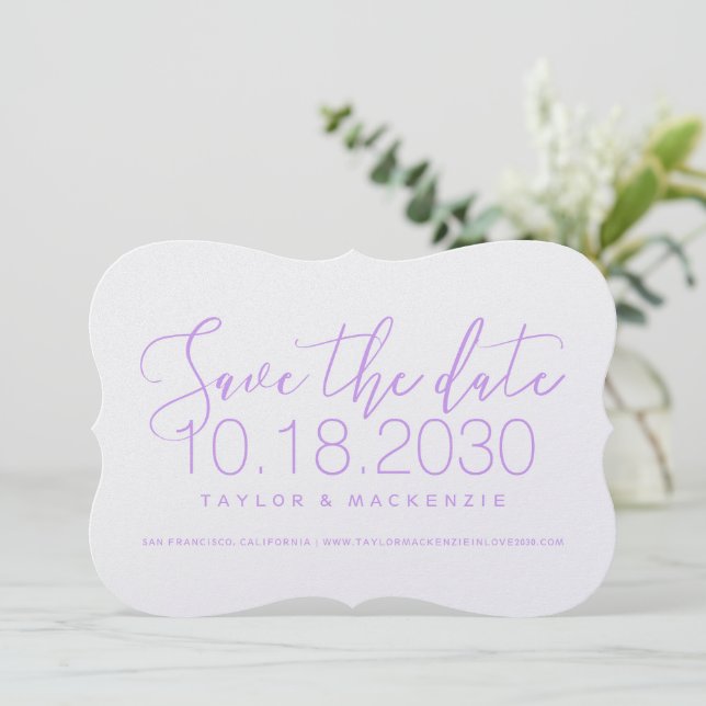 Moderne minimale Skripthalterung Lilac Save the Da Date (Stehend Vorderseite)