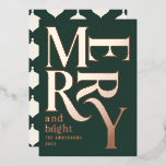 Moderne minimale traditionelle frohe Weihnachtsgrü Folien Feiertagskarte<br><div class="desc">Moderne minimale traditionelle Retro-Vintage Grafik Typografie frohe Weihnachten Grünen Weihnachtskarte. Teil einer kühnen Ferienkollektion. Echte Folie fügt eine elegante Designer-Touch hinzu.</div>