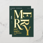 Moderne minimale traditionelle grüne frohe Weihnac Folien Feiertagspostkarte<br><div class="desc">Moderne minimale traditionelle Retro Vintage Grafik Typografie grün fröhliche Weihnachtskarte. Teil einer kühnen Ferienkollektion. Echte Folie fügt eine elegante Designer-Touch hinzu.</div>