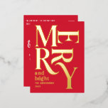 Moderne minimale traditionelle rote frohe Weihnach Folien Feiertagspostkarte<br><div class="desc">Moderne minimale traditionelle Retro Vintage Grafik Typografie rot fröhliche Weihnachtskarte. Teil einer kühnen Ferienkollektion. Echte Folie fügt eine elegante Designer-Touch hinzu.</div>