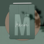 Moderne minimale Typografie-Monogramm-Grün iPad Pro Hülle<br><div class="desc">Moderne minimale Typografie Monogramm Salbei Grün und Weiß elegante,  einzigartige personalisierte iPad Cover Design.</div>