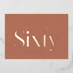 Moderne minimale Typografie Terracotta 60. Geburts Folieneinladung<br><div class="desc">Moderne minimale Typografie einfache Terrakotta und Gold,  Rose Gold oder Silberfolie 60. Geburtstagseinladung. Teil einer zeitgenössischen Sammlung.</div>