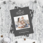 Moderne minimale Weihnachten rustikal stilvoll 1 F<br><div class="desc">Moderne minimale Weihnachten rustikale stilvolle 1 Foto Urlaubskarte. Mit modernem handgezeichneten Text und Bäumen. Schwarz-Weiß-Backer-Farbe kann angepasst werden.</div>