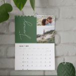 Moderne, minimalgrüne 2-Foto-Familie elegant Kalender<br><div class="desc">Modernes,  minimalgrünes Multi-Foto 2 Foto pro Monat Familienkalender. Eine stilvolle,  mutige Art,  Ihre Familienfotos zu zeigen.</div>