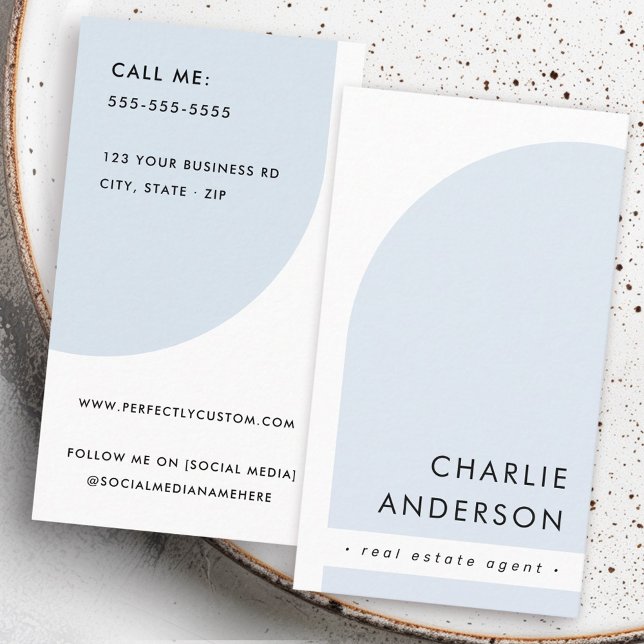 Moderne minimalistisch-hellblaue Bogen Visitenkarte (Modern minimalist arch white light dusty blue business card)