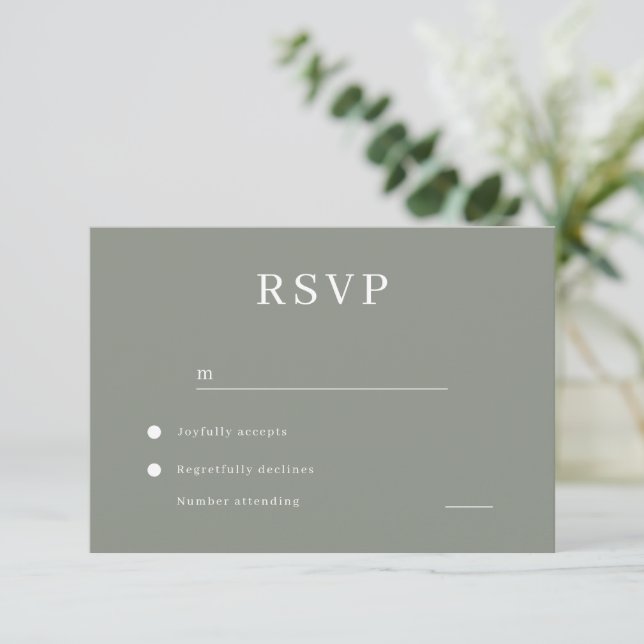 Moderne Minimalistisch Sage Green Wedding RSVP Karte (Stehend Vorderseite)
