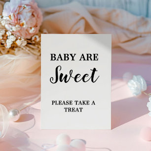 Moderne minimalistische Baby-Dusche sind süße Baby Sockelschild