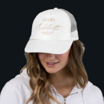 Moderne Minimalistische Bachelorette Bridesmaid Truckerkappe<br><div class="desc">Ob Sie die Braut sind oder die Trauzeugin, die ein stilvolles Geschenk für Ihre Brautmädchen suchen, der moderne Minimalistische Bachelorette Bridesmaid Trucker Hat ist die perfekte Wahl. Konzipiert, um sich mit der "Chloe" Wedding Invitation Collection abzustimmen. Klicken Sie auf "Details", um Details zu ändern. Um den Text zu verschieben oder...</div>