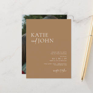 Moderne minimalistische beige-braune Boho-Hochzeit Ankündigungspostkarte