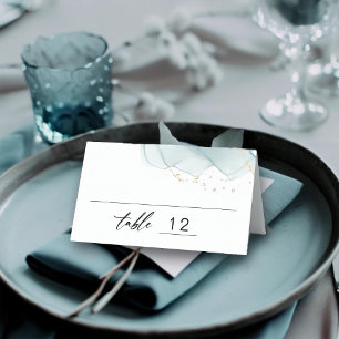 Moderne Minimalistische Blue Script Beach Hochzeit Platzkarte