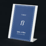 Moderne Minimalistische Blue Wedding Tischnummer Sockelschild<br><div class="desc">Moderne Minimalistische Blue Wedding Tischnummer Dieses Schild steht für sich auf dem Tisch und macht es den Hochzeitsgästen leicht, ihren Platz zu finden. Tischnummern verbessern das Aussehen Ihrer Tischdecke und legen die Touch auf Ihren besonderen Tag. Personalisierter Textdruck der Namen oder Zahlen Ihrer Tabellen. Fügen Sie diesem Design Ihre benutzerdefinierte...</div>