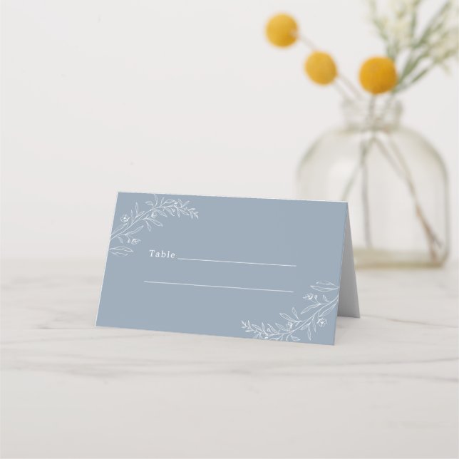 Moderne Minimalistische Boho Dusty Blue Wedding Platzkarte (Vorderseite)
