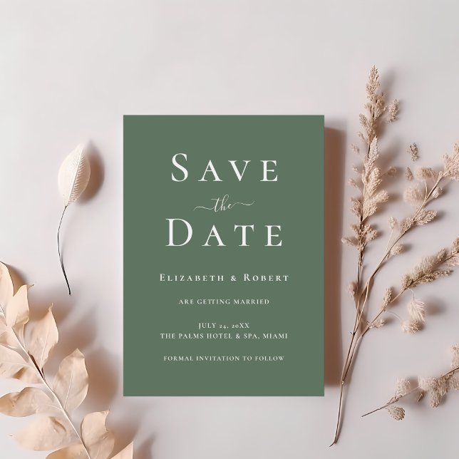 Moderne Minimalistische dunkle Seiten Save the Dat Einladung (Modern Minimalist Dark Sage Green Save the Date Invitation on a table with blush pink flowers.)