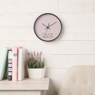 Moderne minimalistische einfache Namen Blush Pink Uhr