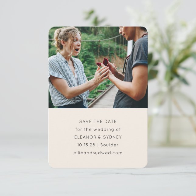 Moderne Minimalistische Foto Chic Ivory Cream Wedd Save The Date (Stehend Vorderseite)