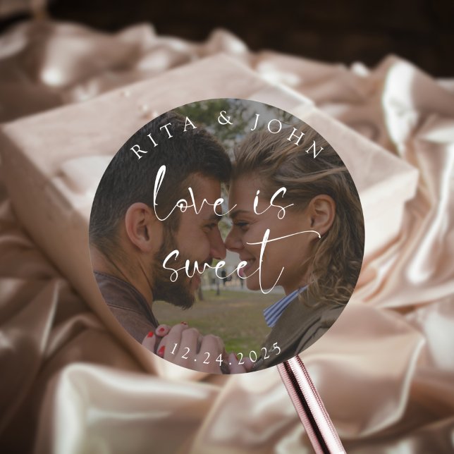 Moderne Minimalistische Foto Hochzeit Liebe ist sü Runder Aufkleber (Von Creator hochgeladen)