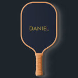 Moderne minimalistische Goldtexte blau Pickleball Schläger<br><div class="desc">Der moderne, minimalistische, in Goldtönen gehaltene Hintergrund ist ein zeitgenössisches und raffiniertes Design, das eine Touch von Luxus hinzufügt. Der elegante marineblaue Hintergrund ergänzt wunderbar den goldenen Text und schafft ein stilvolles Ambiente, das modernes Design mühelos mit minimalistischer Eleganz verbindet.</div>