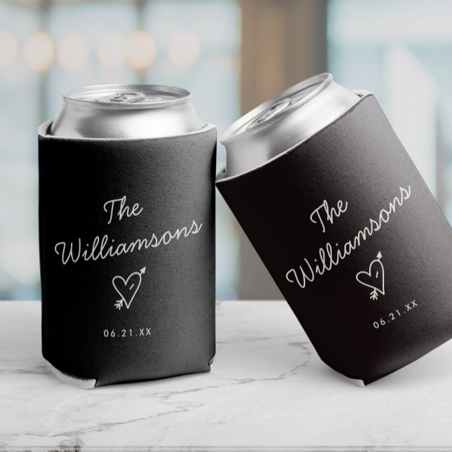Moderne Minimalistische Hochzeit Dosenkühler (Black can coolers with custom date and name, as well as a cupids heart illustration, minimalist cool)