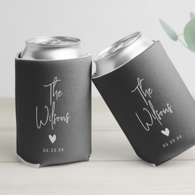Moderne Minimalistische Hochzeit Eleganter Nachnam Dosenkühler (A custom black wedding can cooler showcasing the couple's names and wedding date with stylish script)