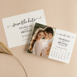 Moderne Minimalistische Hochzeit im Foto Save The Date<br><div class="desc">Moderne Minimalistische Foto Kalender White Wedding speichern das Datum. Einfach personalisieren, indem Sie jede Information ersetzen. Bitte laden Sie ein Portrait/vertikales Foto hoch. Bewegen Sie den Kreis, indem Sie auf den Link Weitere Anpassung. Stellen Sie sicher, dass Sie die Vorschau vor dem Hinzufügen zum Warenkorb Karo haben. (Beispiel Foto von...</div>